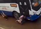 Mãe e filha de 2 anos escapam da morte após serem atingidas por ônibus em MT