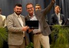 Eduardo Paes visita granja em São José do Vale do Rio Preto, se reúne com lideranças locais e recebe título de cidadania em Teresópolis