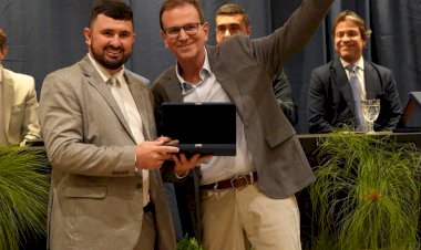 Eduardo Paes visita granja em São José do Vale do Rio Preto, se reúne com lideranças locais e recebe título de cidadania em Teresópolis