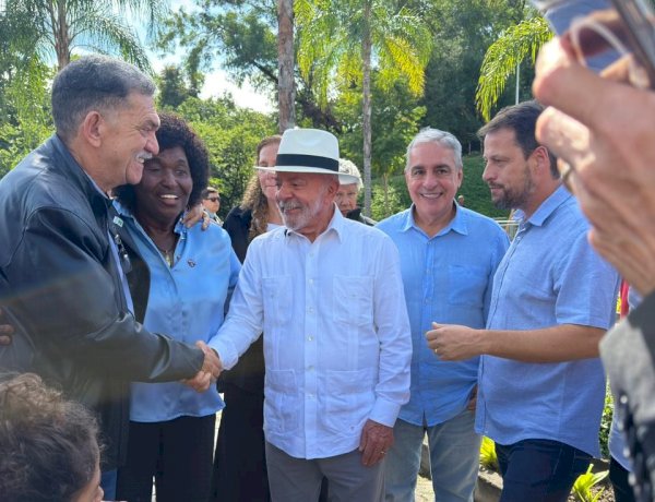 Levy Gasparian recebeu das mãos do presidente Lula uma Van e um Ônibus zero quilômetro para reforçar a saúde gaspariense na manhã deste sábado