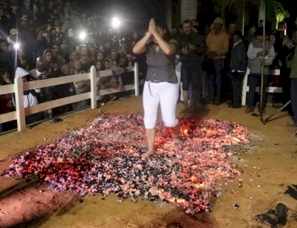Passagem sobre as Brasas mantém viva tradição de fé e devoção no bairro Inema
