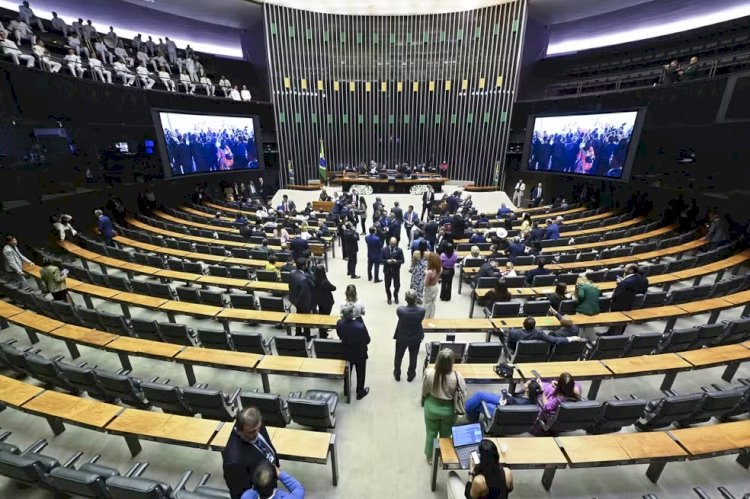 Congresso promulga PEC que perdoa partidos e reduz recursos para candidatos negros