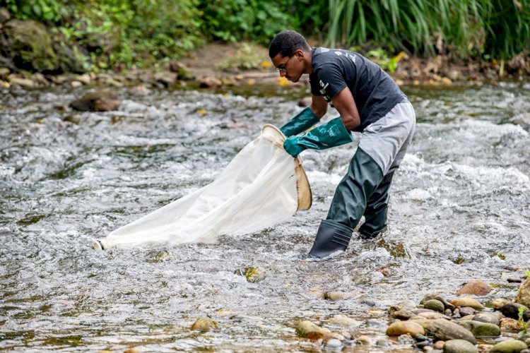 Alunos da rede estadual analisam a qualidade da água que abastece a população fluminense e aprendem sobre educação ambiental