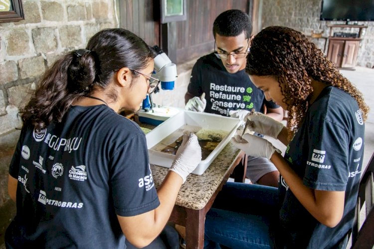 Alunos da rede estadual analisam a qualidade da água que abastece a população fluminense e aprendem sobre educação ambiental