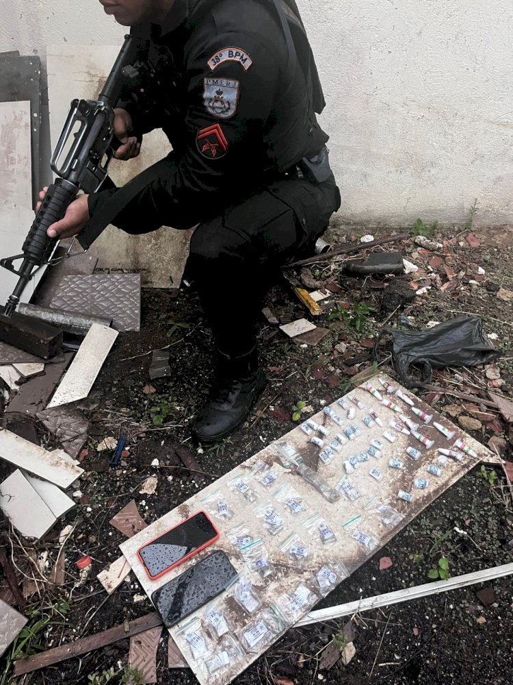 Três jovens são presos com drogas em operação policial em Três Rios