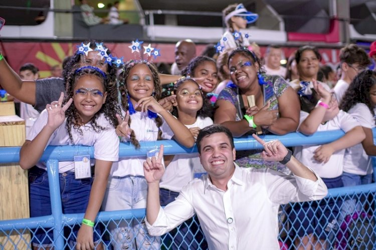Alunos da rede carioca de ensino curtem o Carnaval com muito samba no pé