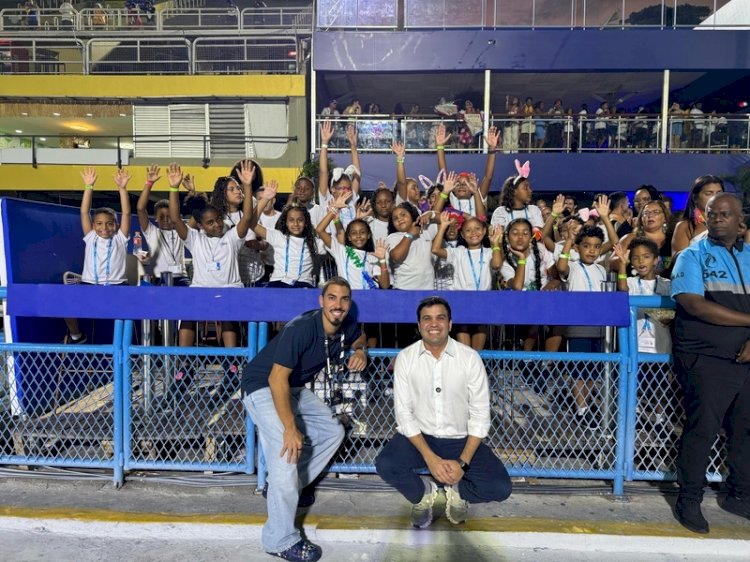 Alunos da rede carioca de ensino curtem o Carnaval com muito samba no pé