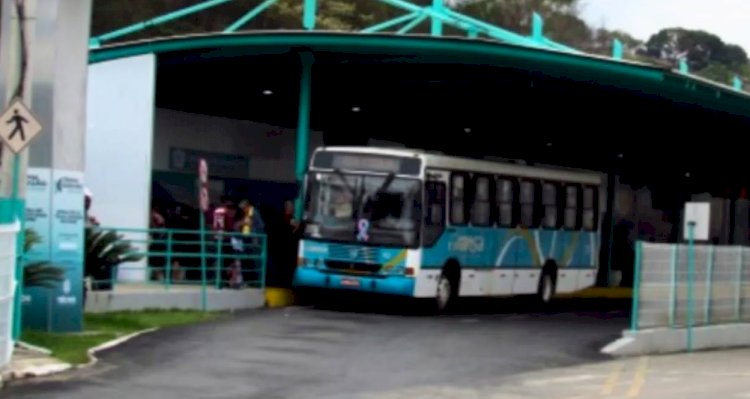 Terminal público vira área VIP enquanto passageiros enfrentam chuva em Três Rios