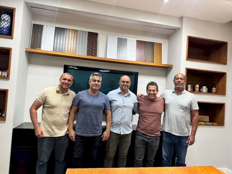 Prefeito Jonas Dico recebe o deputado federal Ricardo Abrão em agenda no gabinete