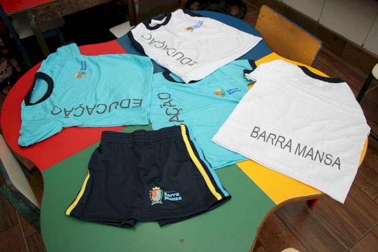 Barra Mansa entrega uniformes e kits escolares na Creche Padre Adalberto
