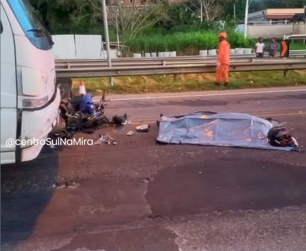 Motociclista morre após colisão com caminhão, na manhã desta terça-feira (07)