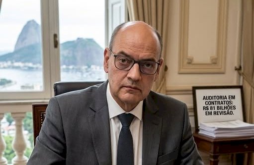 Faxina no Palácio Guanabara: Ricardo Couto corta