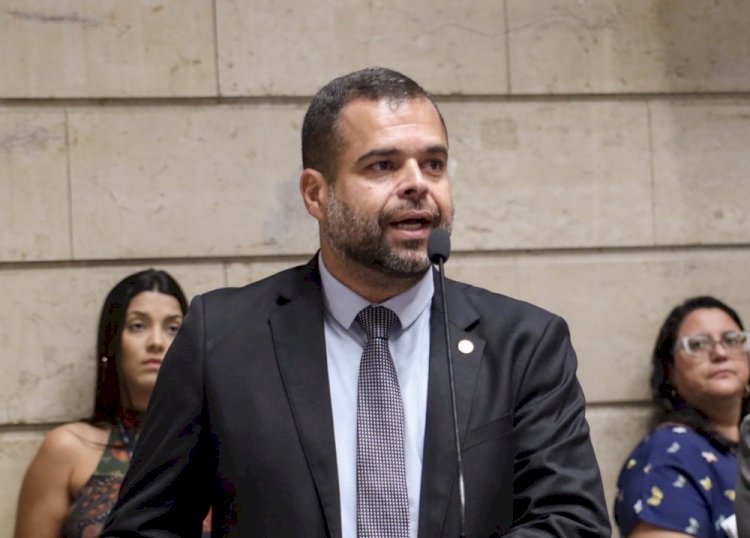 Prefeitura manda reutilizar seringa enquanto banca show de R$ 15 milhões no Rio