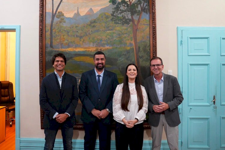Eduardo Paes visita granja em São José do Vale do Rio Preto, se reúne com lideranças locais e recebe título de cidadania em Teresópolis