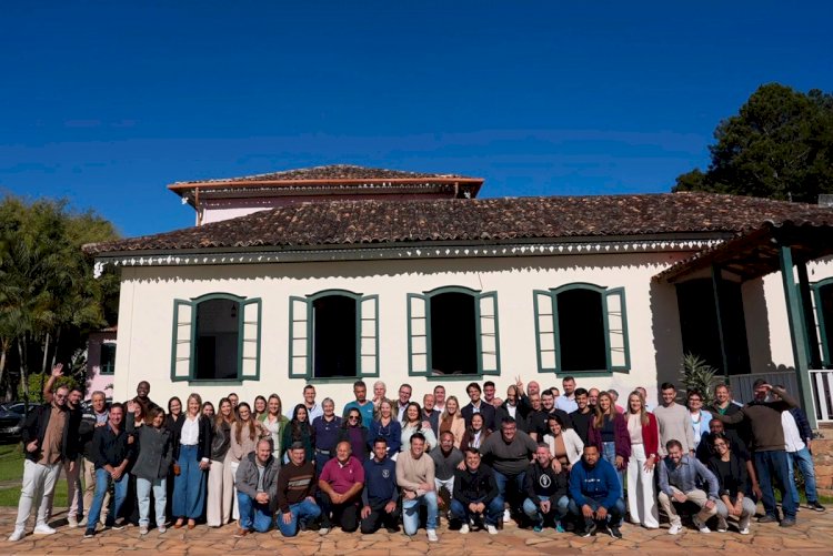 Eduardo Paes visita granja em São José do Vale do Rio Preto, se reúne com lideranças locais e recebe título de cidadania em Teresópolis