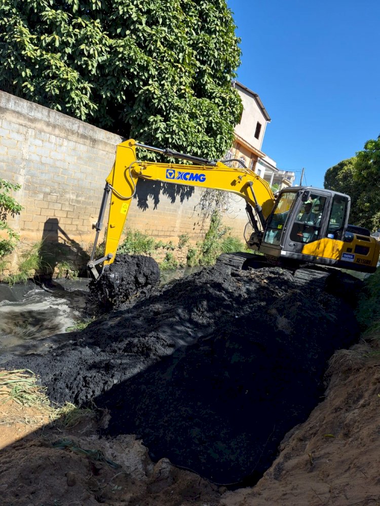 Prefeitura de Três Rios amplia capacidade de drenagem com desassoreamento de córrego na Vila Isabel