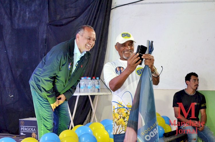 Mesmo com chuva e frio, uma multidão comparece ao Atlético Clube Operário para prestigiar os candidatos do Prefeito Cláudio Mannarino.