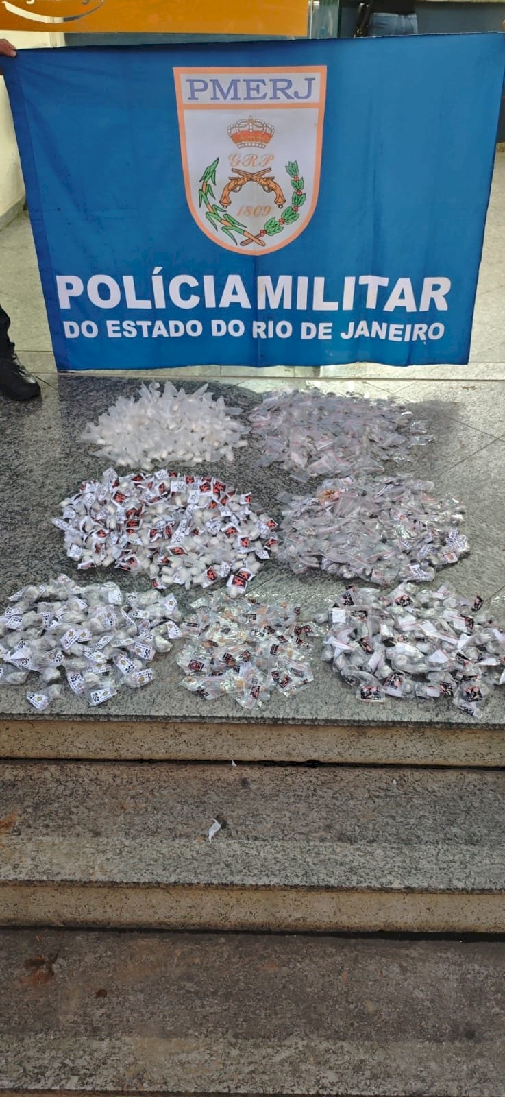 Polícia Militar localiza drogas enterradas e causa prejuízo de R$ 30 mil ao tráfico em Levy Gasparian