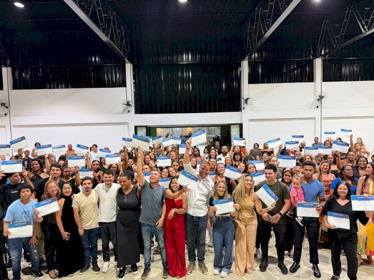 Prefeito Julio Canelinha participa da formatura da segunda turma do Qualifica Jovem